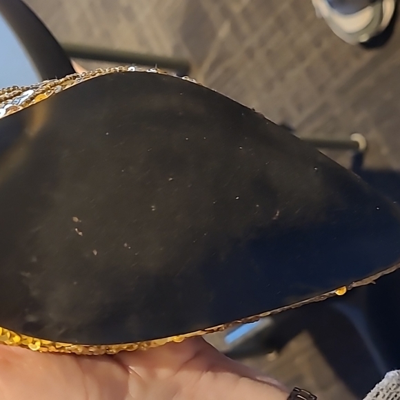 Gorgeous Cabarros gold sequin pumps with approximately 2" satin heels. Size 9.5B - Picture 5 of 9